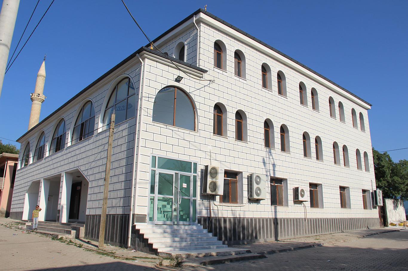 Cami cemaatinden "elektrik" ve "imam" tepkisi Cami cemaatinden "elektrik" ve "imam" tepkisi
